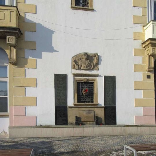 Pomník padlým v Litovli na zdi radnice