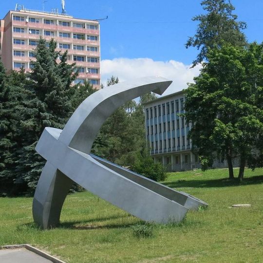 Kovová plastika Kotva na nábřeží Labe pod knihovnou v Děčíně