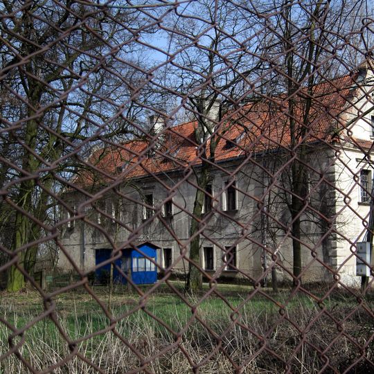 Dwór obronny, tzw. lamus