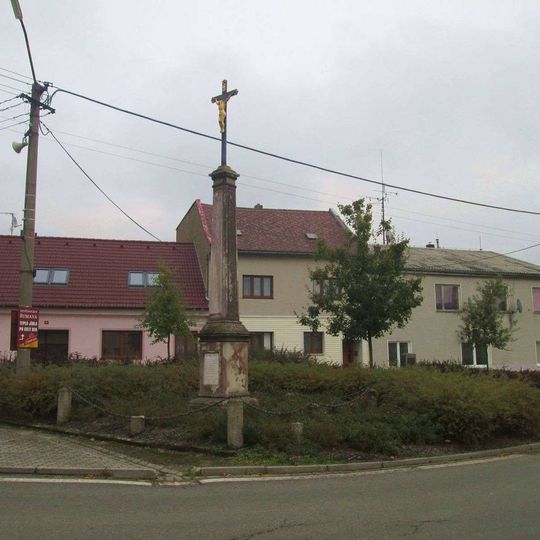 Kříž v Kolovči na náměstí