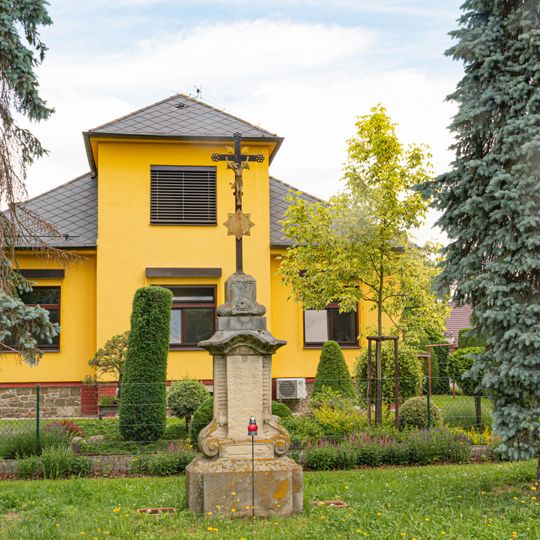 Kříž v Moravanech na náměstí Hrdinů