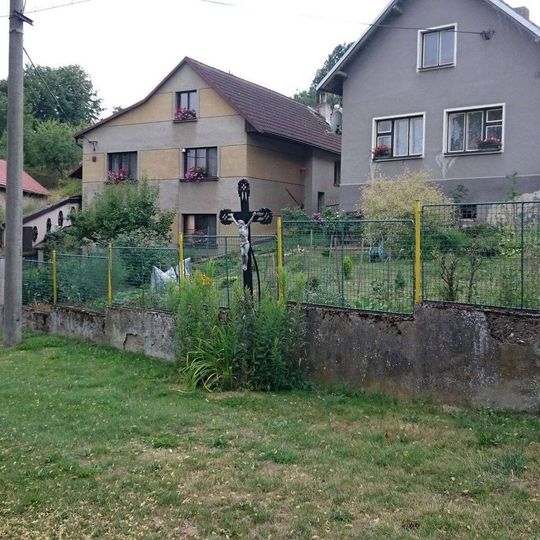 Kříž ve Veliši na návsi