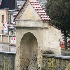 Výklenková kaple v ohradní zdi kaple Nejsvětější Trojice v Úštěku