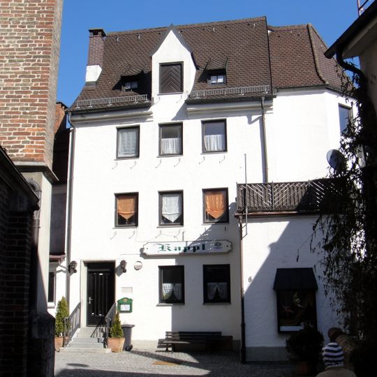 Kirchplatz 6