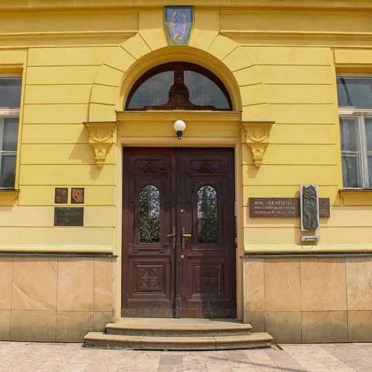 Pamětní deska Jana Opletala v Litovli na budově gymnázia