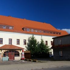 Oficyna gospodarcza (apteka, browar), ob. restauracja, ob. benedyktynek)