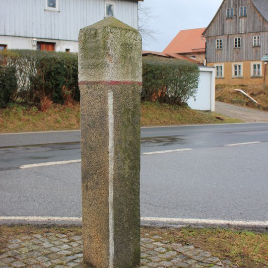 Wegestein Wilthener Straße, gegenüber dem Kriegerdenkmal