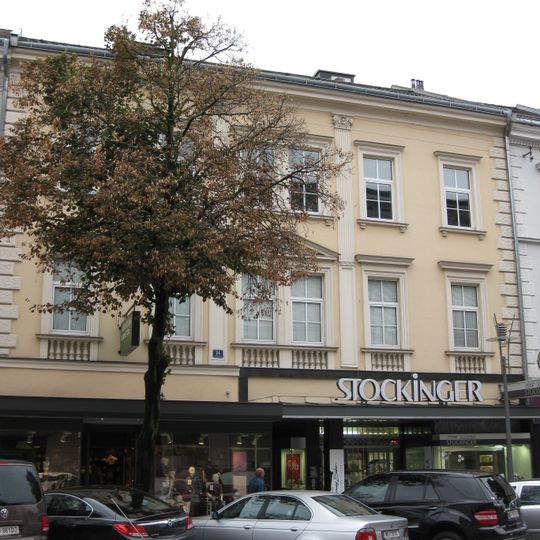 Bürgerhaus mit Stadtmauer