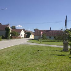 Boží muka na křižovatce místních cest v severní části obce Pístina