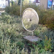 Kovová plastika Tour de Feminin v Masarykově ulici v Krásné Lípě