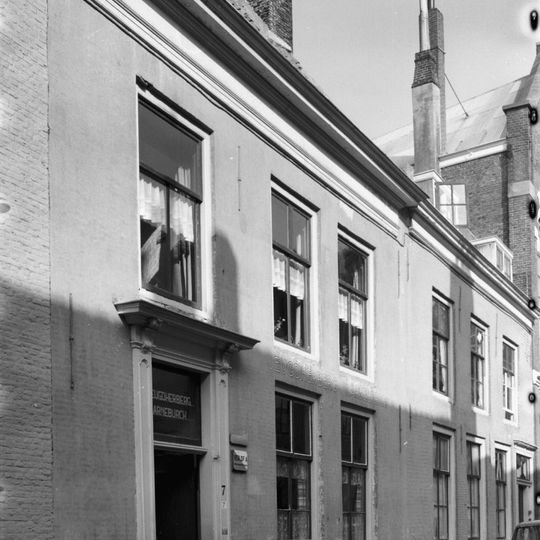 Huis met gepleisterde lijstgevel