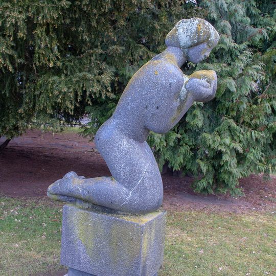 Klečící dívka s holubicí