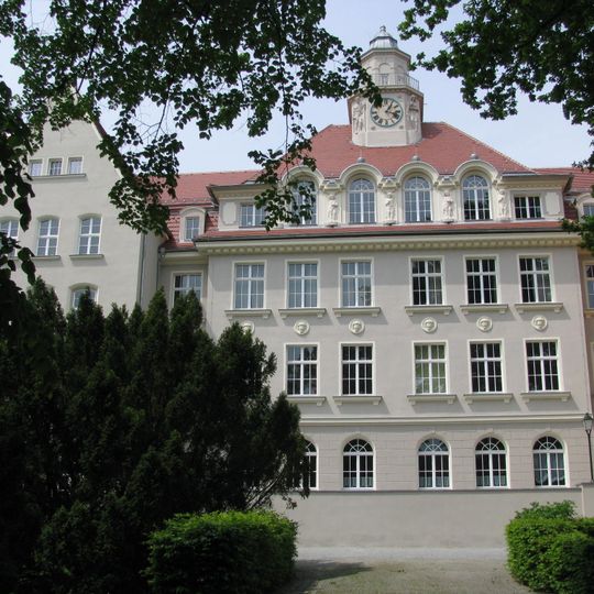 Schulgebäude mit Vorplatz und Vorgarten sowie Denkmal für die Opfer des Faschismus Kirchstraße 27