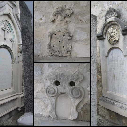 Friedhofsmauer mit Grabsteinen