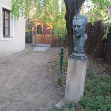 Busta Maxe Švabinského v areálu Hotelu Octárna v Kroměříži