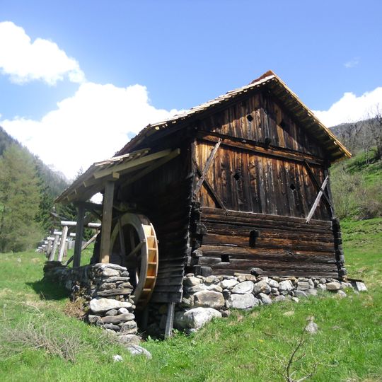 Mühle, Kornkasten und Backofen beim Alpegger