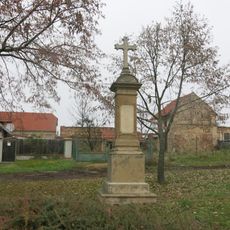 Kříž na návsi ve Velence