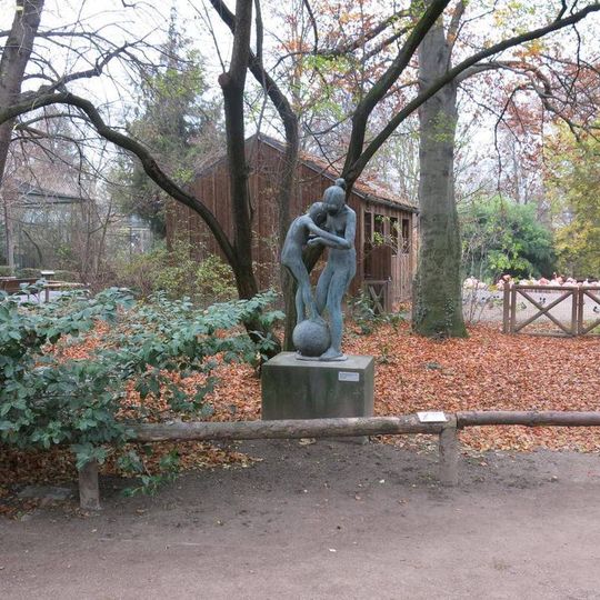 Sousoší Dětské hry poblíž výběhu plameňáků v ZOO Praha