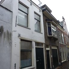 Pand met tuitgevel, houten deuromlijsting