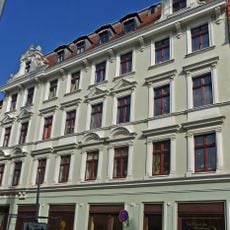 Mietshaus in geschlossener Bebauung, mit Läden mit originalen Fronten Bogstraße 22, 23