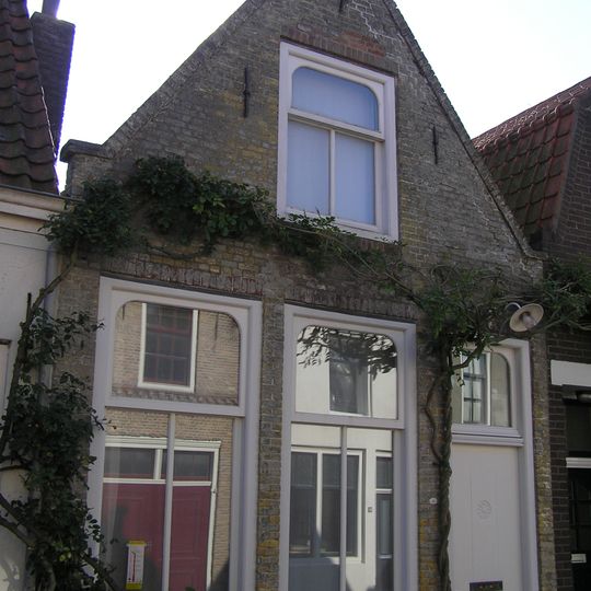 Huis met geverfde tuitgevel