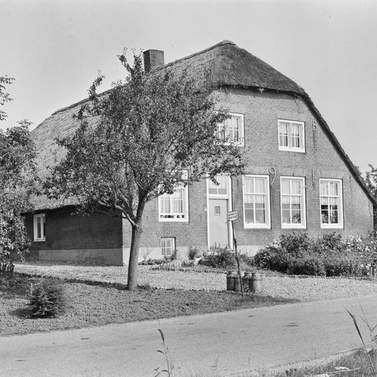 Boerderij met links onderkelderd woongedeelte onder met riet gedekt wolfdak. Vensters met zesruitsramen. Bovenvensters met middenstijlen