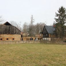 Südliches Wohnhaus, nördliches Seitengebäude mit Oberlaube und westliche Scheune eines Vierseithofes Pfarrweg 5
