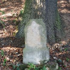 Kříž západně Kostelce u polní cesty