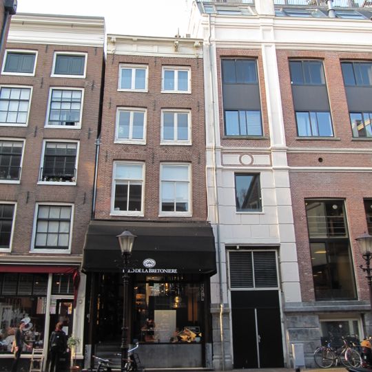 Pand met gevel onder rechte lijst met triglyfen en consoles