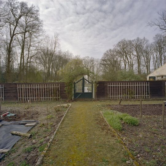 Middenhoek: Houten schutting met hekken