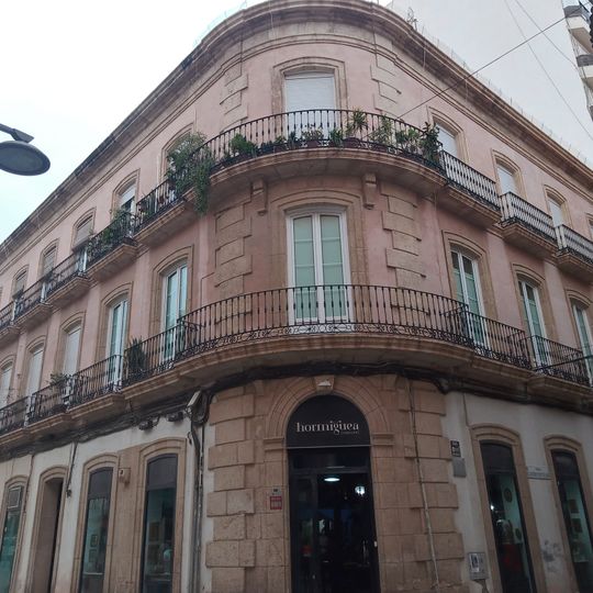 Edificio de viviendas y bajos comerciales