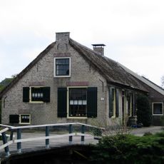 Boerderij. Langhuis, oude roedeverdeling in vensters