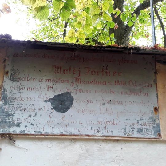 Pamětní deska na stěně kaple nad Manětínem