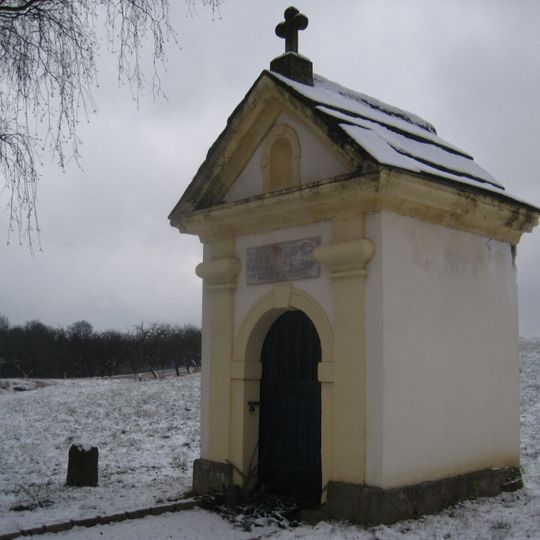 Domaslavice - kaplička s křížovým kamenem
