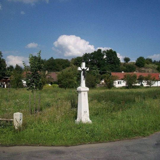 Kříž na křižovatce v Honezovicích