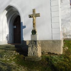 Kříž u kostela v Kamenici