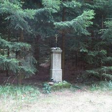 Kříž na hřebenu mezi vrchy Kozí kámen a Stráž nad Lhenicemi