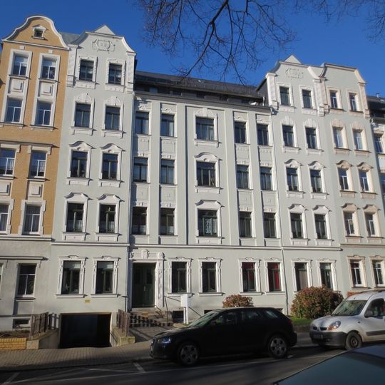 Mietshaus in geschlossener Bebauung mit Vorgarten Zeißstraße 11