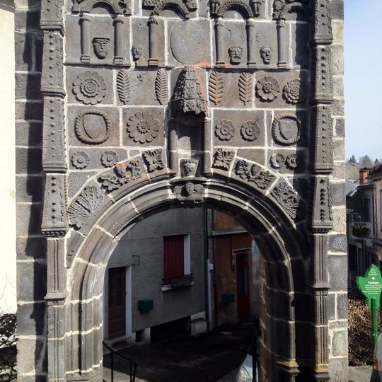 Portique Renaissance de Saint-Sauves-d'Auvergne