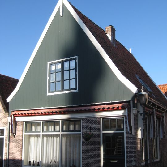 Pand met voorgevel met vlechtingen