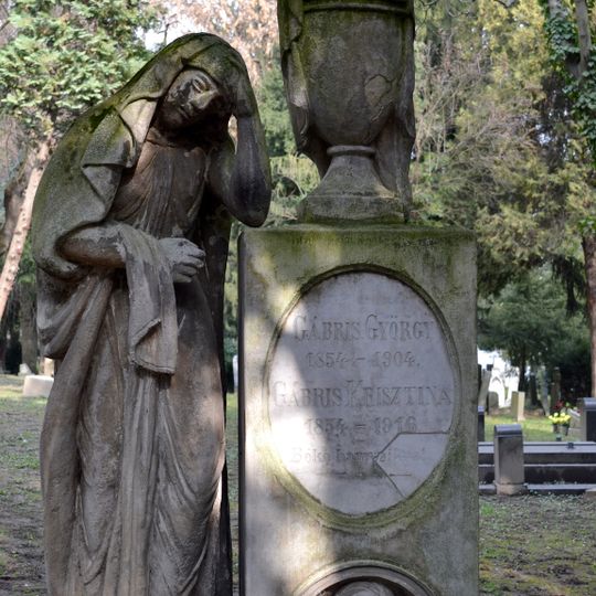 Ev. cintorín Kozia brána, náhrobník so sochou