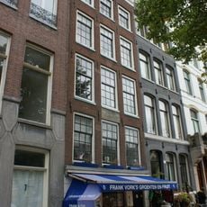 Pand met gevel onder rechte lijst