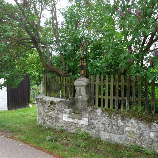 Kříž v Defurových Lažanech v plotu