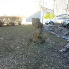 Kamenná plastika před budovou B nemocnice v Liberci