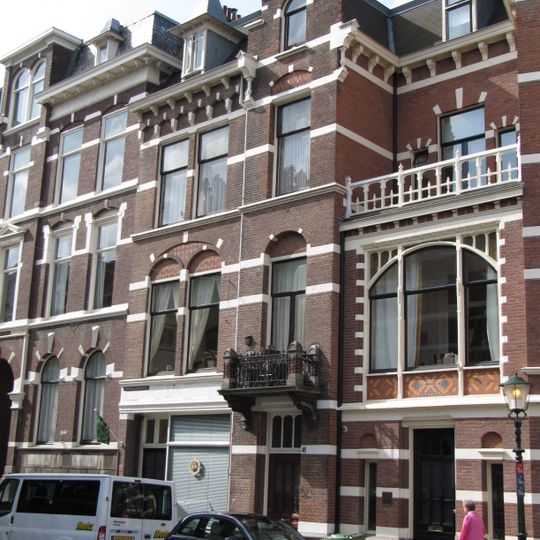 Pand in neo-renaissance trant. Rechts een risaliet met ingang en trapgevelbekroning. Links tweedelig venster onder samengestelde ontlastingsboog