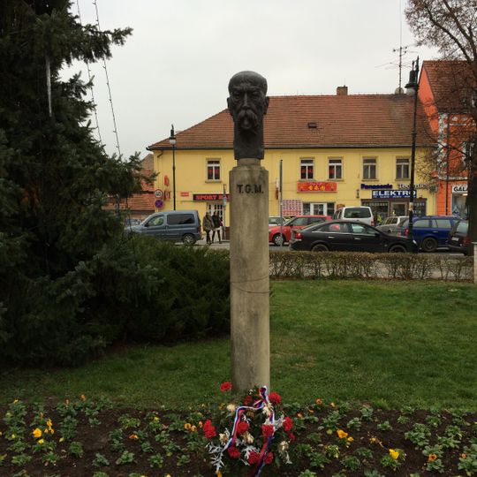 Pomník Tomáše Garrigue Masaryka na Masarykově náměstí v Říčanech