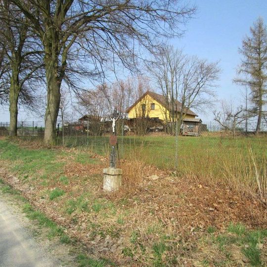 Kříž v Deštné v Adamské ulici