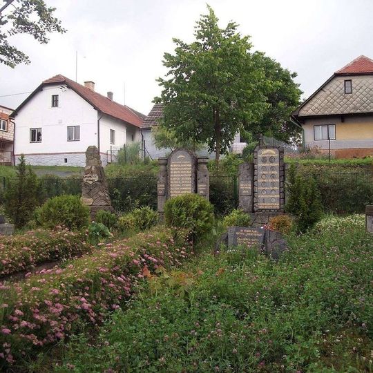 Pomníky padlým ve Skořicích