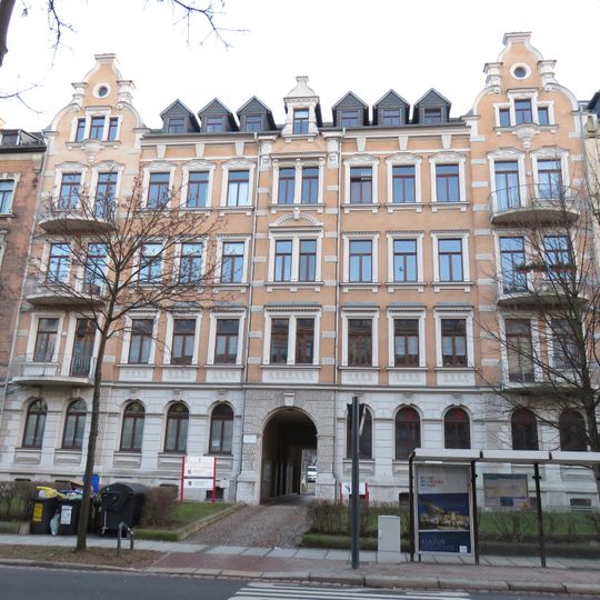 Mietshaus in geschlossener Bebauung mit Vorgarten Weststraße 33