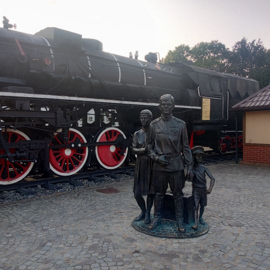 Birinchi ko‘chmanchilar haykali